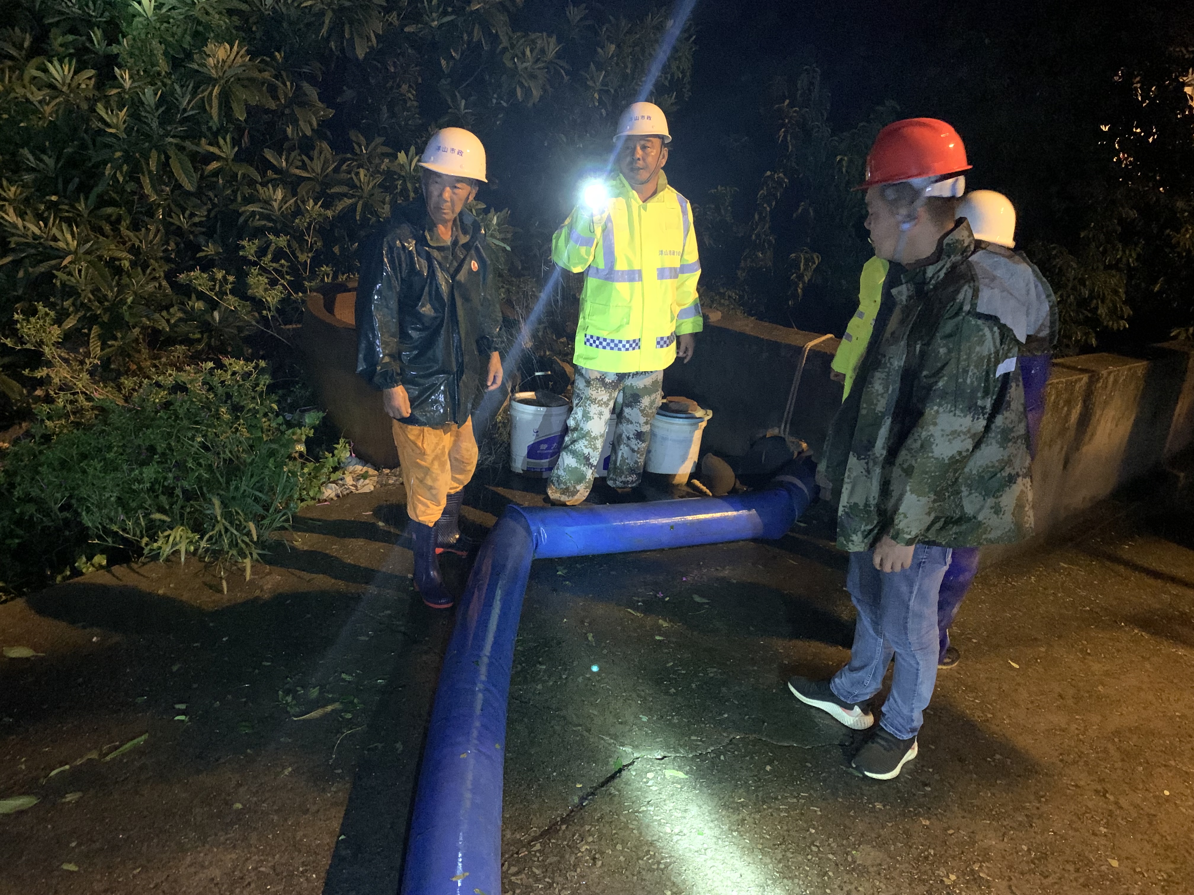 3洋山镇：洋山镇人大代表、镇市政公司总经理陈移海带领市政公司工作人员连夜对水库进行排水泄洪.jpg
