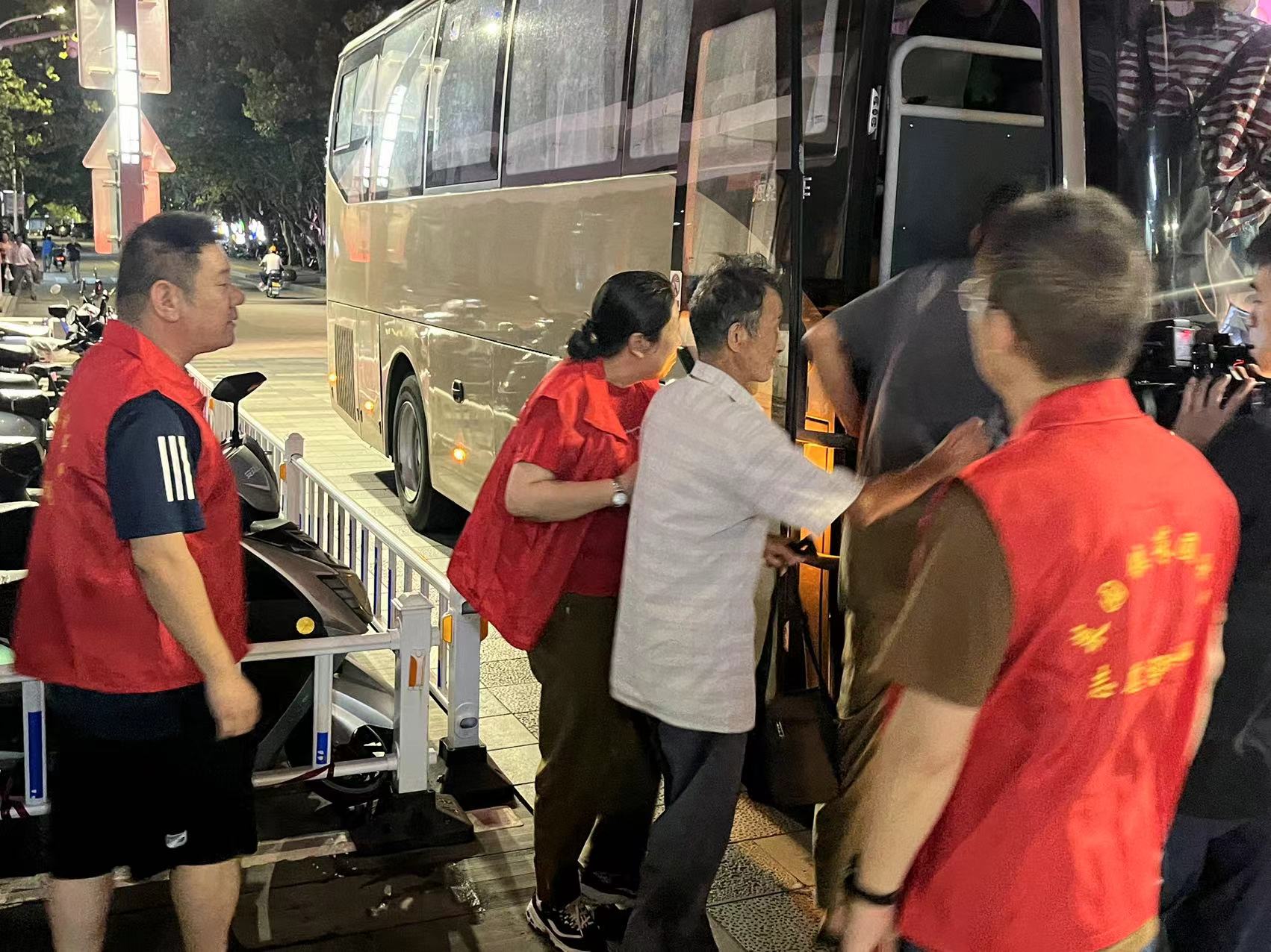 1菜园镇：菜圃社区党总支书记、主任，县人大代表王艳转移受灾群众.jpg