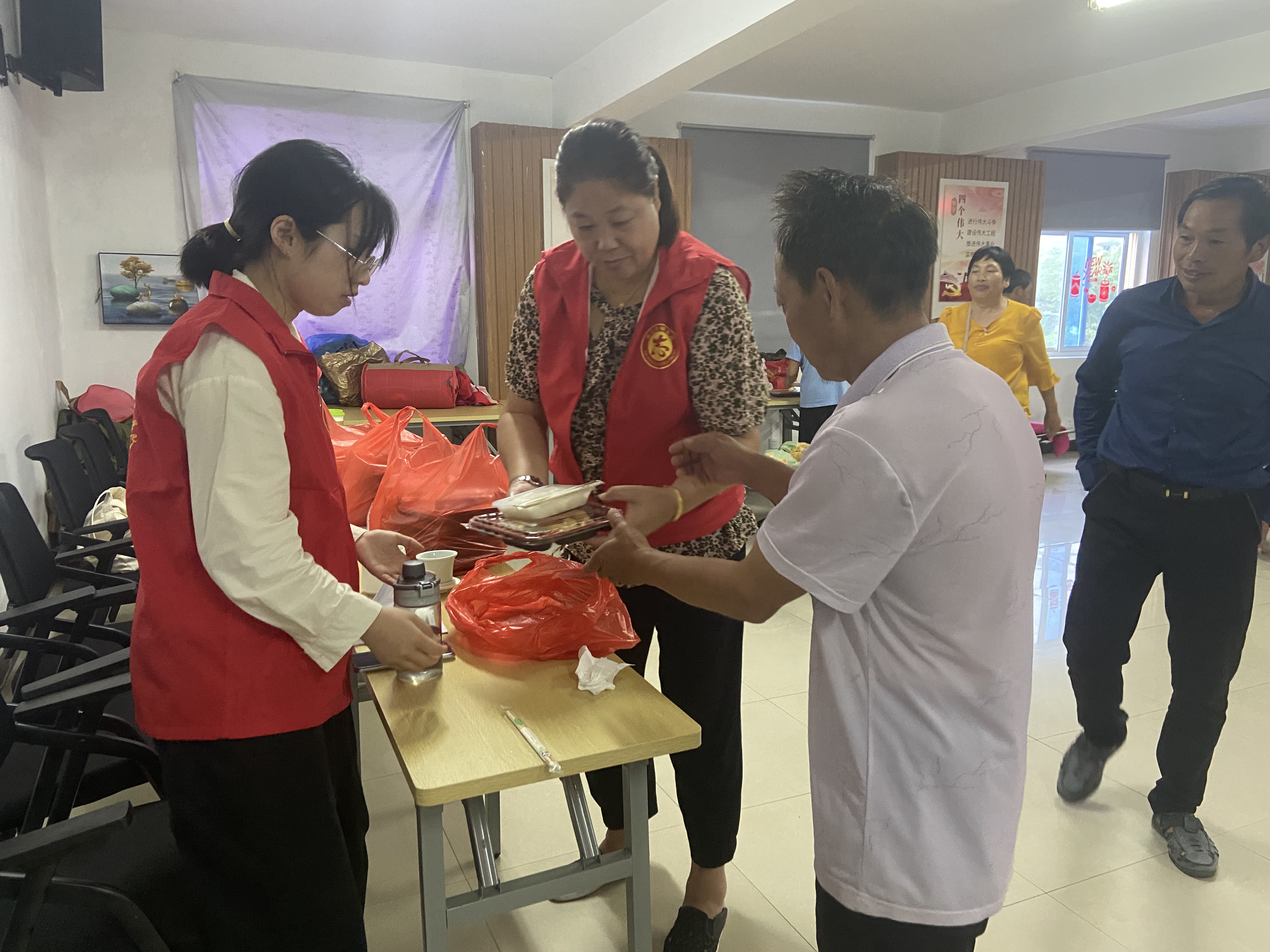 2嵊山镇：县代表陈静飞帮助避灾点群众.jpg