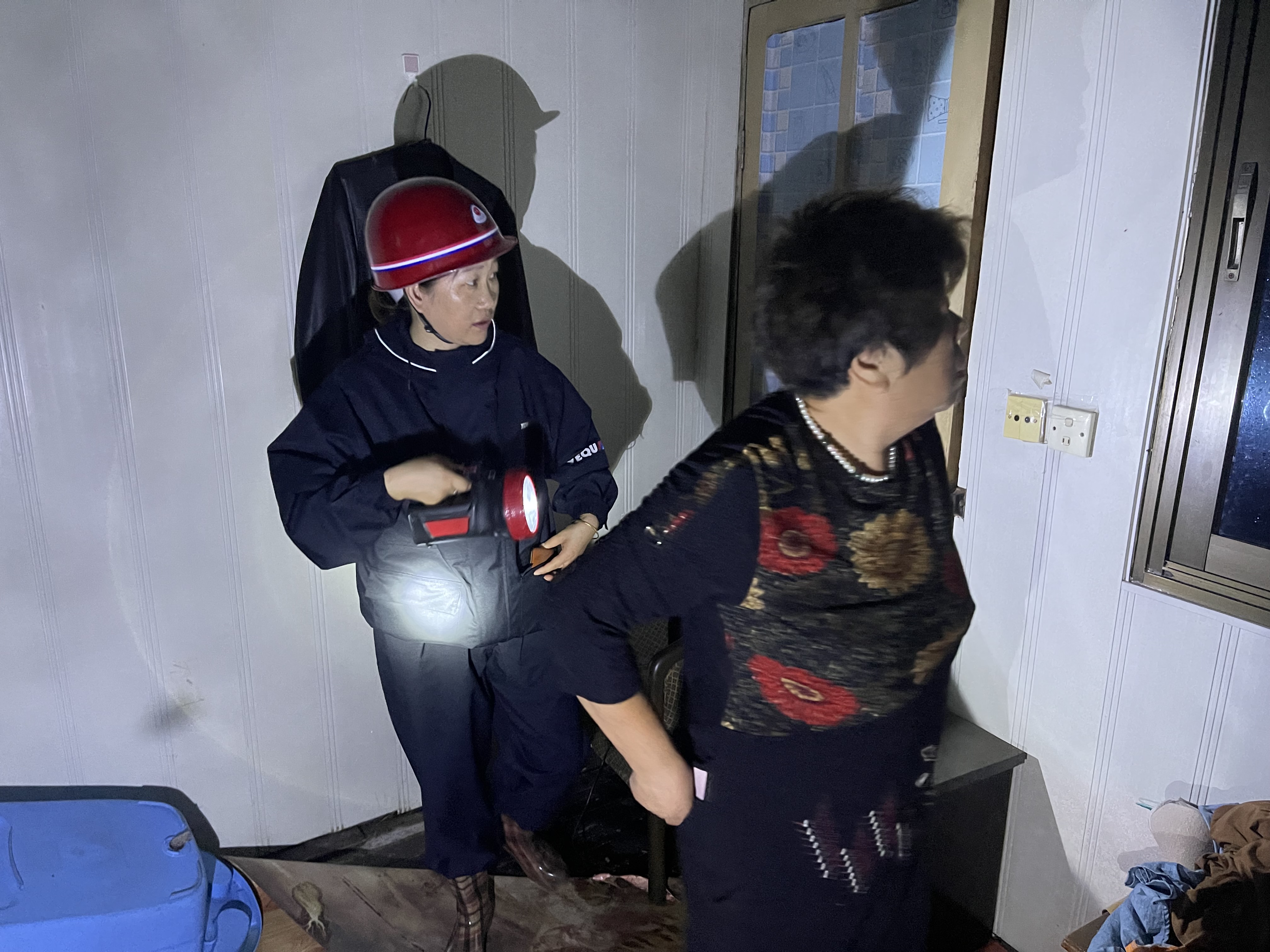 2嵊山镇：县代表何君艳帮助群众连夜转移.jpg
