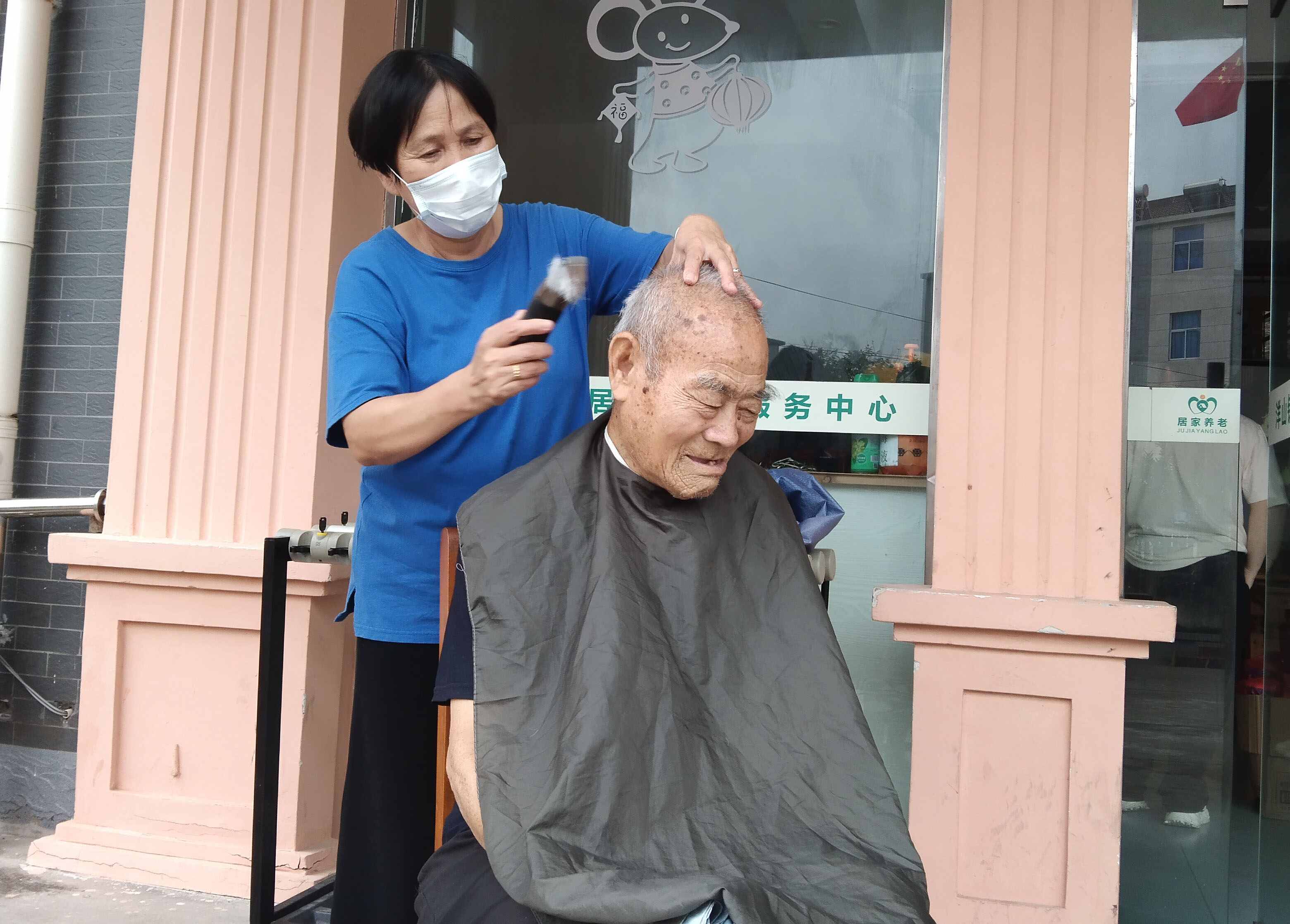 3洋山镇：洋山镇人大代表、助老员刘娅化身“理发师”为安置点老人志愿理发.jpg