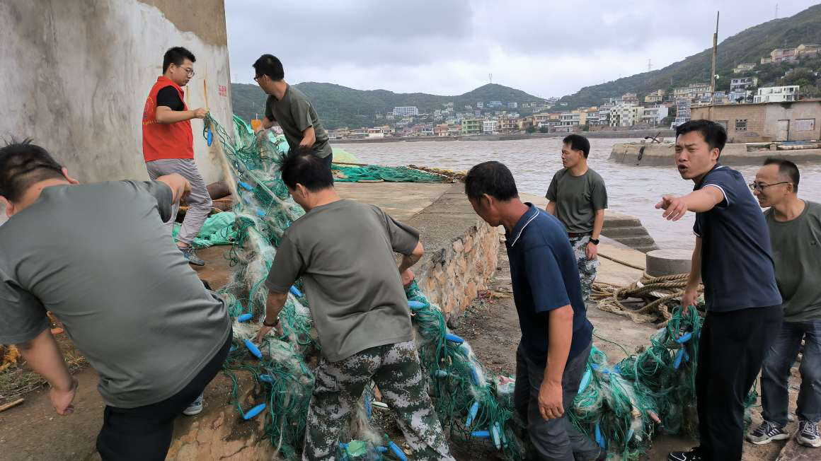 4五龙乡：县乡人大代表金浩、许存转移渔具.jpg