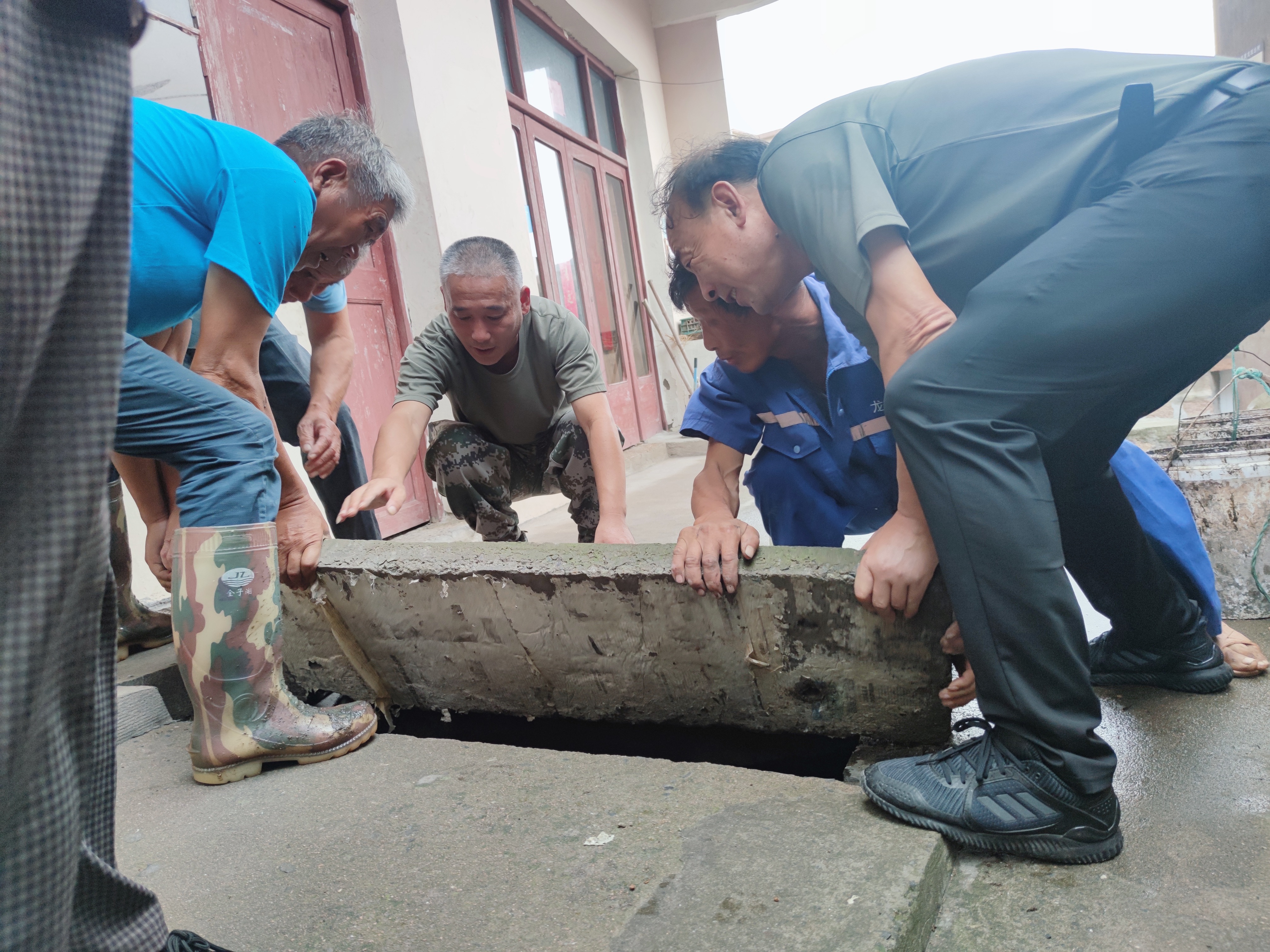 5黄龙乡：清理沟渠淤堵.jpg.jpg