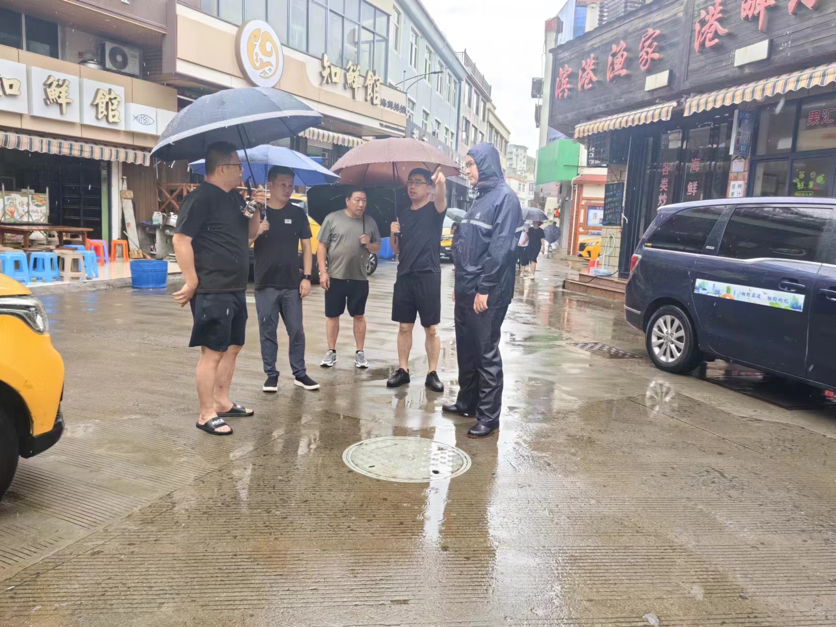 市人大代表、乡长黄皓哲，县人大代表、奇观村书记林志波一起视察三大王区域内涝防御工作.jpg