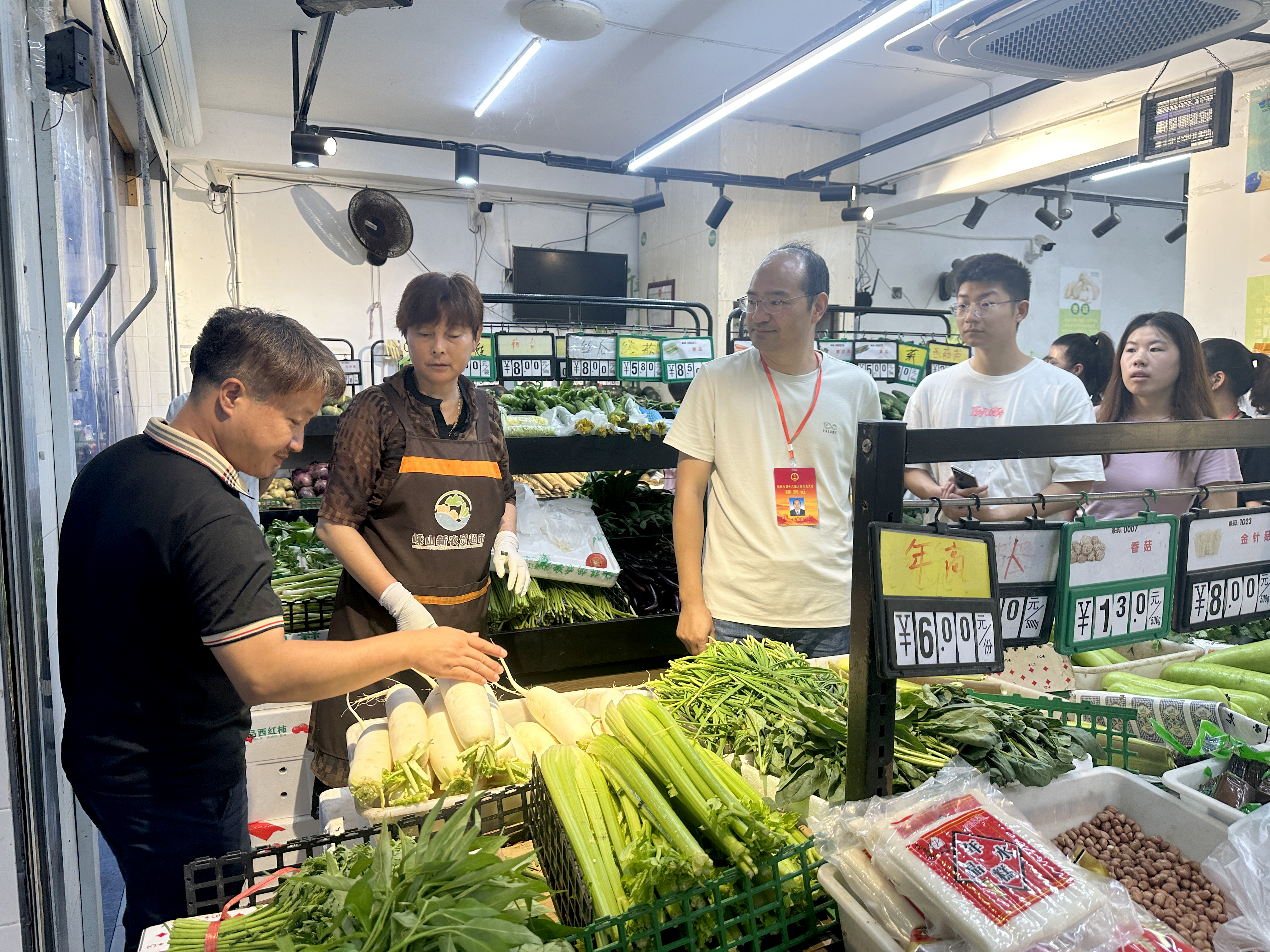菜篮子视察.jpg 菜篮子视察.jpg